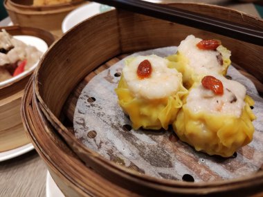 Geleneksel Çin Dim Sum 'u, Siew Mai, bir sepetin içinde buğulanmış.