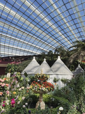 Singapur - 16 Haziran 2023: Singapur Körfezi yakınlarındaki Gardens 'taki Çiçek Kubbesi' nde Dekorasyon.