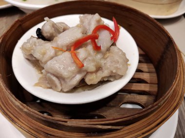 Kırmızı biberli bir buharda Çin usulü leziz pirzola..