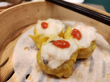 Geleneksel Çin Dim Sum 'u, Siew Mai, bir sepetin içinde buğulanmış.