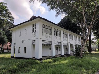 Singapur - 15 Sep, 2023 Singapur 'daki siyah beyaz evlerin dış görünüşü, aynı zamanda sömürge evleri olarak da bilinir.
