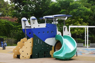 Singapur, Sep 15, 2023: Singapur bahçesindeki çocuklar için renkli hava uçakları