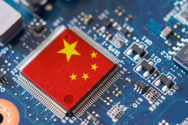 Çin bayrağıyla PCB panosunda bilgisayar çipi