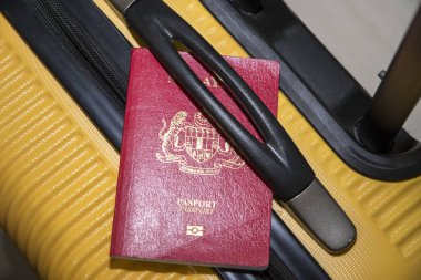Seyahat konsepti için sarı valizli Malezya pasaportu