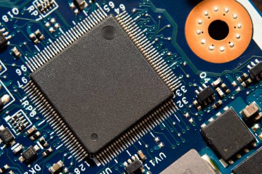 İşlemci, işlemci merkezi işlem birimi ya da ana karttaki GPU mikroçipi. Yarı iletken endüstri