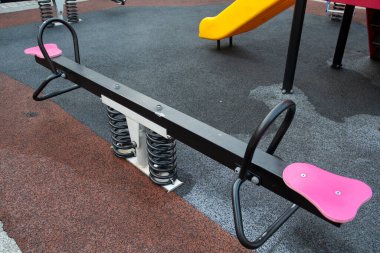 Halk parkındaki çocuk parkında boş tahterevalli