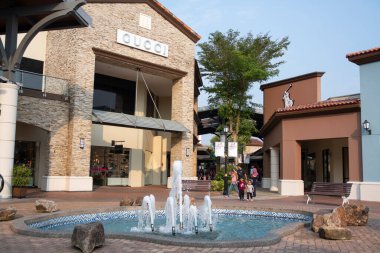 Johor Bahru, Malezya - 6 Ekim 2023: Johor Premium Outlets (JPO), Johor Bahru, Malezya 'da bir outlet alışveriş merkezi. Bu, Güneydoğu Asya 'daki ilk lüks prim mağazası oldu..