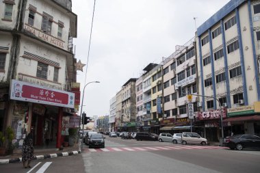 Kluang, Malezya - 6 Ekim 2023: Johor, Malezya 'nın merkezindeki Kluang şehrinin sokak manzarası. Kluang, demiryolu kahvesi, sokak sanatı ve organik tarımıyla ünlüdür.