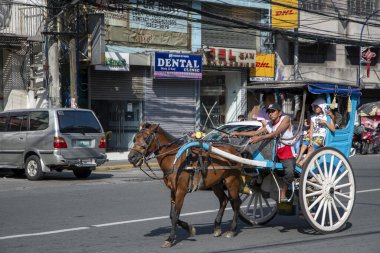 Manila, Filipinler-14 Ekim 2023: Filipinler 'in orta kesimindeki Manila' da küçük bir at arabasında turist