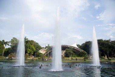 Manila, Filipinler-13 Ekim 2023: Rizal Park, Manila, Filipinler 'de açık hava konferans salonu ve çeşmesi. Rizal Park, Manila 'nın en önemli turistik yerlerinden biridir..