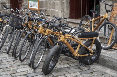 Manila, Filipinler-13 Ekim 2023: Manila 'da yerel halkın el yapımı inanılmaz bambu bisikleti Intramuros, Manila' da kamuya açık kullanım için