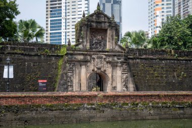 Manila, Filipinler- 13 Ekim 2023 Manila, Filipinler 'deki Intramuros' ta Fort Santiago cephesi. Kale Manila 'nın en önemli tarihi yerlerinden biridir.