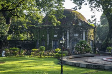 Manila, Filipinler-14 Ekim 2023: Manila, Filipinler 'deki Paco Park' ta Aziz Pancratius Şapel cephesi. Paco Park bir eğlence bahçesi ve bir zamanlar İspanyol dönemlerinde mezarlıktı.