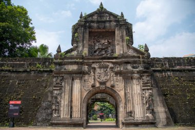 Manila, Filipinler- 13 Ekim 2023 Manila, Filipinler 'deki Intramuros' ta Fort Santiago cephesi. Kale Manila 'nın en önemli tarihi yerlerinden biridir.