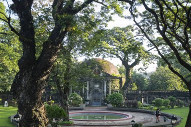 Manila, Filipinler-14 Ekim 2023: Manila, Filipinler 'deki Paco Park' ta Aziz Pancratius Şapel cephesi. Paco Park bir eğlence bahçesi ve bir zamanlar İspanyol dönemlerinde mezarlıktı.
