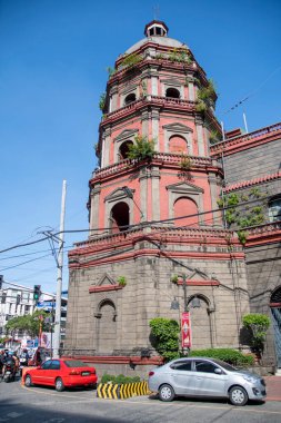 Manila, Filipinler- 14 Ekim 2023: Mavi gökyüzü ile Manila 'daki Binondo Kilisesi olarak da bilinen Minor Basilica ve Ulusal Saint Lorenzo Ruiz Tapınağı