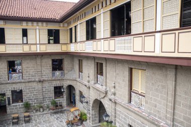 Manila, Filipinler- 13 Ekim 2023: Manila 'da Casa Manila cephesi. Casa Manila, İspanya 'nın Filipinler' i sömürgeleştirmesi sırasında sömürgeci yaşam tarzını tasvir eden İntramuros 'ta bir müzedir.
