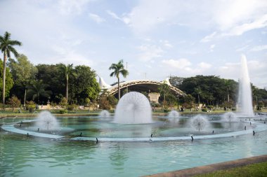 Manila, Filipinler-13 Ekim 2023: Rizal Park, Manila, Filipinler 'de açık hava konferans salonu ve çeşmesi. Rizal Park, Manila 'nın en önemli turistik yerlerinden biridir..