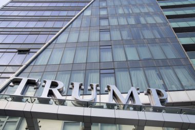 Manila, Filipinler- 17 Ekim 2023 Manila, Filipinler 'deki Trump Tower. Yüksek konut binası Makati 'nin Century City mahallesinde yer almaktadır.