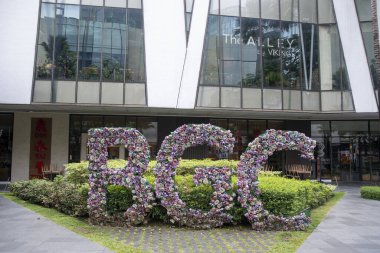 Manila, Filipinler-16 Ekim 2023: Bir bahçede görülen BGC veya Bonifacio Global City 'nin güzel bir işareti. Bonifacio Global City, Taguig, Metro Manila 'da bulunan bir finans sektörü.