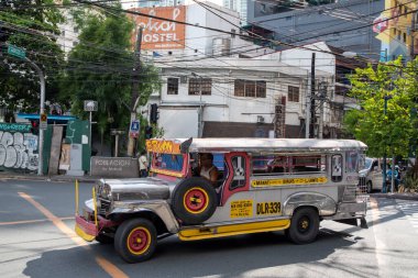 Manila, Filipinler-15 Ekim 2023: Jeepney taksisi Manila şehir merkezinde yolda ilerliyor. Jipler, minibüs benzeri kamu araçlarıdır.