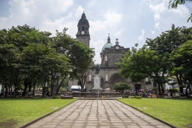 Manila, Filipinler-14 Ekim 2023: Intramuros, Manila 'daki Plaza de Roma. Pek çok önemli binayla çevrili çekici bir meydan.
