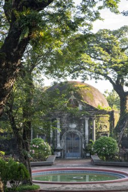 Manila, Filipinler-14 Ekim 2023: Manila, Filipinler 'deki Paco Park' ta Aziz Pancratius Şapel cephesi. Paco Park bir eğlence bahçesi ve bir zamanlar İspanyol dönemlerinde mezarlıktı.
