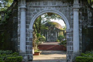 Manila, Filipinler-14 Ekim 2023: Paco Park ve Filipinler 'deki mezarlığın giriş kapısı. Paco Park bir eğlence bahçesidir ve bir zamanlar İspanya 'da Manila' nın belediye mezarlığıydı.