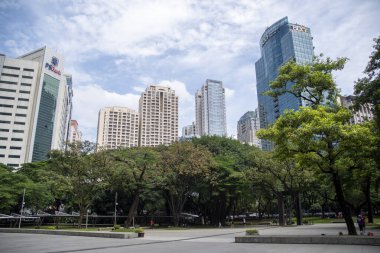 Manila, Filipinler-15 Ekim 2023 Manila 'daki Ayala Üçgen Bahçeleri. Makati Merkezi İş Bölgesi 'nin merkezinde, üçgen bir halk bahçesi ve avlusu..