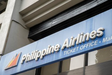 Manila, Filipinler- 16 Ekim 2023: Makati, Manila 'daki Filipin Havayolları bilet ofisi. Filipin Havayolları Filipinler 'in bayrak taşıyıcısıdır..