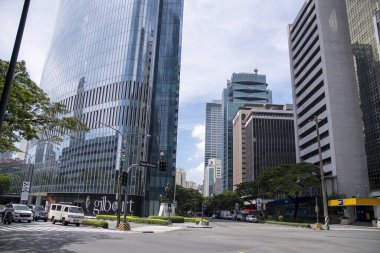 Manila, Filipinler- 15 Ekim 2023: Manila, Filipinler 'deki Makati Bölgesi' ndeki modern ofis binaları ve daireleri. Makati, Manila 'nın kalbinde yer alan hareketli bir finans bölgesidir.