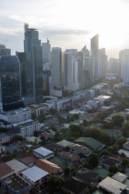 Manila, Filipinler-16 Ekim 2023: Günbatımında Makati Skyline 'ın görüntüsü. Makati, Manila 'nın birinci sınıf kentleşmiş şehridir..