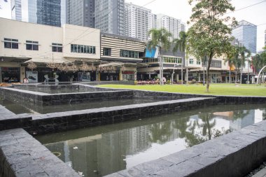 Manila, Filipinler-16 Ekim 2023: Bonifacio High Caddesi 'nin ünlü alışveriş caddesi manzarası