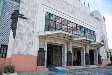 Manila, Filipinler- 13 Ekim 2023: Manila Metropolitan Tiyatrosu Manila, Filipinler 'deki Tarih İşareti. Filipinler 'de Art Deco mimari tarzının ön cephesi olarak kabul edilir.