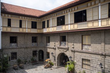 Manila, Filipinler- 13 Ekim 2023: Manila 'da Casa Manila cephesi. Casa Manila, İspanya 'nın Filipinler' i sömürgeleştirmesi sırasında sömürgeci yaşam tarzını tasvir eden İntramuros 'ta bir müzedir.