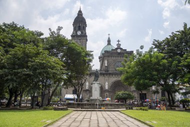 Manila, Filipinler-14 Ekim 2023: Intramuros, Manila 'daki Plaza de Roma. Pek çok önemli binayla çevrili çekici bir meydan.