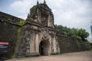 Manila, Filipinler- 13 Ekim 2023 Manila, Filipinler 'deki Intramuros' ta Fort Santiago cephesi. Kale Manila 'nın en önemli tarihi yerlerinden biridir.