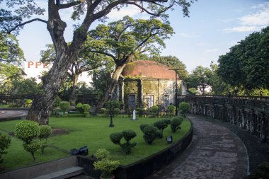Manila, Filipinler-14 Ekim 2023: Manila, Filipinler 'deki Paco Park' ta Aziz Pancratius Şapel cephesi. Paco Park bir eğlence bahçesi ve bir zamanlar İspanyol dönemlerinde mezarlıktı.