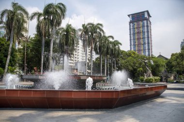 Manila, Filipinler- 15 Ekim 2023 Rajah Sulayman Park, Manila 'daki dev çeşme. Malate Kilisesi 'nin önünde yer alan plaza, Malate' nin merkezi olarak kabul edilir.