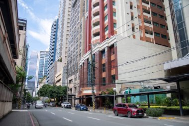 Manila, Filipinler- 15 Ekim 2023: Manila, Filipinler 'deki Makati Bölgesi' ndeki modern ofis binaları ve daireleri. Makati, Manila 'nın kalbinde yer alan hareketli bir finans bölgesidir.