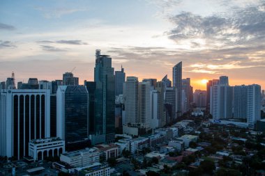 Manila, Filipinler-16 Ekim 2023: Günbatımında Makati Skyline 'ın görüntüsü. Makati, Manila 'nın birinci sınıf kentleşmiş şehridir..