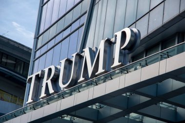 Manila, Filipinler- 17 Ekim 2023 Manila, Filipinler 'deki Trump Tower. Yüksek konut binası Makati 'nin Century City mahallesinde yer almaktadır.