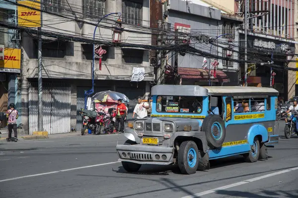 Manila, Filipinler-15 Ekim 2023: Jeepney taksisi Manila şehir merkezinde yolda ilerliyor. Jipler, minibüs benzeri kamu araçlarıdır.
