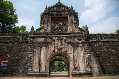 Manila, Filipinler- 13 Ekim 2023 Manila, Filipinler 'deki Intramuros' ta Fort Santiago cephesi. Kale Manila 'nın en önemli tarihi yerlerinden biridir.
