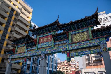 Manila, Filipinler-14 Ekim 2023: Binondo Bölgesi Manila 'da Çin Mahallesi' nin kapılarından geçen trafik