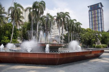 Manila, Filipinler- 15 Ekim 2023 Rajah Sulayman Park, Manila 'daki dev çeşme. Malate Kilisesi 'nin önünde yer alan plaza, Malate' nin merkezi olarak kabul edilir.