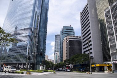 Manila, Filipinler- 15 Ekim 2023: Manila, Filipinler 'deki Makati Bölgesi' ndeki modern ofis binaları ve daireleri. Makati, Manila 'nın kalbinde yer alan hareketli bir finans bölgesidir.