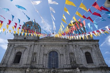 Angeles City, Filipinler- 20 Ekim 2023: Angeles City, Filipinler 'deki Kutsal Tespih Kilisesi. İnanılmaz tasarım yapısı olan Angeles City 'deki en eski kilisedir..