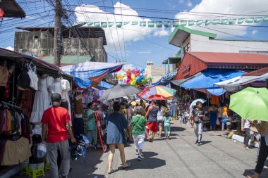 Angeles City, Filipinler- 20 Ekim 2023 İnsanlar Filipinler 'deki Apo Market' i ziyaret ediyor. Her cuma, Apung Mamacalulu Tapınağı 'nın yakınında dükkanlar ve tezgahlar görünür.. 