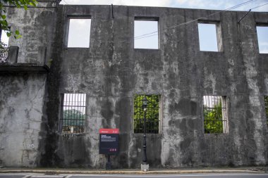 Manila, Filipinler- 13 Ekim 2023: Intromuros, Manila 'daki Puerta de Santa Lucia manzarası. 1604 yılında inşa edilen duvarlarla çevrili Intramuros şehrinin orijinal girişlerinden biri.